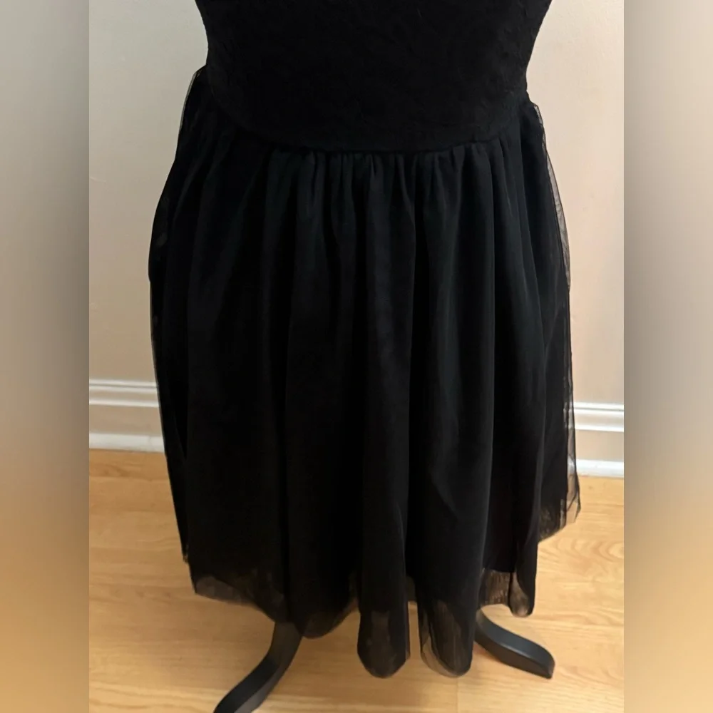 Elegant Lace Halter Dress - in black, white or peach NWT - Picture 10 of 16